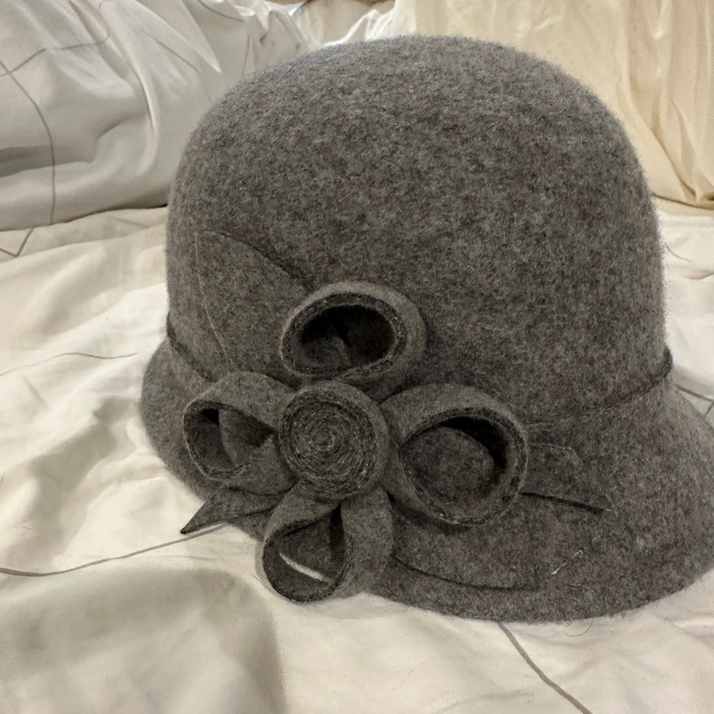 Sakkas grey wool hat with flower
